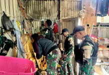 Satgas Yonif 511/DY Perbaiki Instalasi Listrik Warga di Tiom