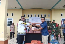 Bupati Nduga Serahkan Bantuan PKH dan Sembako Tahap II Kepada Masyarakat