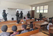 Dukung Pendidikan Anak Papua, Satgas Yonif 511/DY Bantu Mengajar di SD Inpres Popome