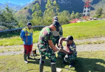 Satgas Yonif 511/DY Bersama Pegawai Distrik dan Warga Gelar Karya Bakti di Pirime