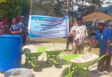 DPMK Lanny Jaya Salurkan Bantuan Fasilitas Kerja di Kampung Jinok