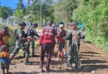 Satgas Yonif 511/DY dan Warga Karubaga Gotong Royong Bersihkan Tumpukan Tanah