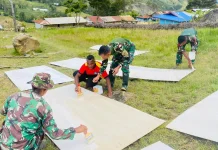 Satgas Yonif 511/DY dan Warga Gotong Royong Rehab Gereja di Balingga