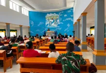 Satgas Yonif 511/DY Laksanakan Ibadah Bersama Warga di Gereja Baptis Wiyaware