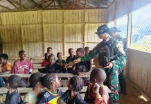 Satgas TNI Mengajar Manfaatkan Barang Bekas untuk Tingkatkan Literasi Anak