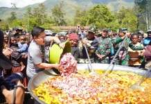 Masak Besar Bobon Santoso Bersama Masyarakat di Jayawijaya