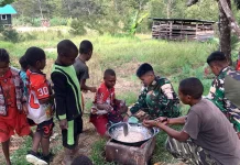 Satgas Yonif 511/DY Ajarkan Anak Papua Membuat Cireng gunaTingkatkan Kreativitas