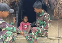Satgas Yonif 511/DY Pererat Silaturahmi dengan Warga melalui Anjangsana di Popome