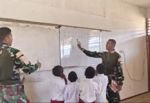 Peduli Pendidikan Anak Satgas Yonif 511/DY Bagikan Alat Tulis di SD Kampung Popome