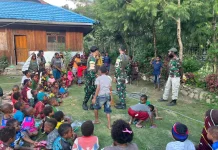 Satgas Yonif 511/DY Bagikan Pakaian kepada Warga Distrik Kanggime