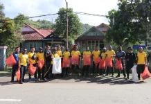 Semangat Kebersamaan, Polres Pegunungan Bintang Bersihkan Lingkungan