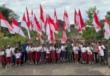 Semarak HUT RI, Pospol Iwur Dan Satgas Bersama Siswa Siswi Pasang Bendera