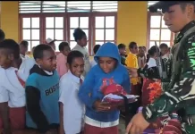Satgas Yonif 734/SNS Gelar Penyuluhan Kesehatan Dan Bagikan Seragam Sekolah