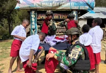 Satgas Yonif 511/DY Salurkan Seragam dan Perlengkapan Sekolah bagi Siswa