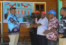 Agus Kogoya Bantu 50 Juta ke Panitia Konferda GKII Klasis Tagineri