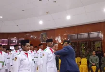 Wakil Bupati Pegunungan Bintang Kukuhkan 38 Anggota Paskibra HUT RI ke-81