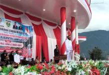 HUT RI ke-81, Wakil Bupati Lanny Jaya Pimpin Upacara Penurunan Bendera