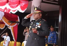 Kapolres Pegunungan Bintang Pimpin Upacara Penurunan Bendera HUT ke-81 RI