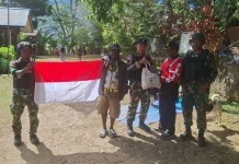 Satgas Yonif 511/DY Bagikan Bendera Merah Putih dan Sembako kepada Warga Karubaga