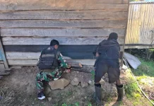 Satgas Pamtas Yonif 511/DY Anjangsana dan Bantu Pengecatan Rumah Sekdes Lowanom
