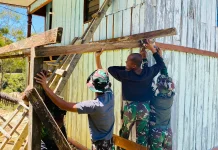 Satgas Yonif 511/DY Bantu Perbaiki Teras Rumah Warga di Balingga