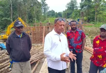 Bupati Pegunungan Bintang Pantau Pembangunan Jalan Dan Jembatan Distrik Iwur