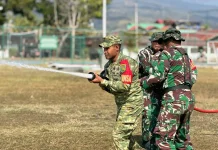 Hadapi Situasi Darurat, TNI dan Damkar Jayawijaya Simulasi Penangaan Kebakaran