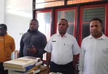 Bupati Pegubin Kunjungi Universitas OKMIN Papua, Dan Kembali Serahkan Buku