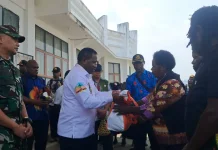 Pemkab Nduga Serahkan Bantuan Kepada Korban El Nino