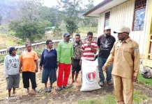 Kadis Pirime Bantu Bibit Kedelai kepada Kelompok Tani Pitano 99