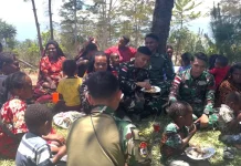 Sambut HUT TNI ke-81, Personel Pos Napua Gelar Doa dan Makan Bersama Warga