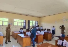 Bupati Spei Yan Birdana Serahkan Buku di SMP Negeri 2 Okpol dan Universitas Okmin