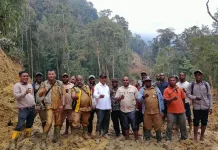 Rela Berjalan di Lumpur, Bupati Pegubin Tinjau Langsung Pembukaan Jalan