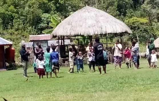 Puluhan Siswa Mengikuti Pelatihan Gasing di Sekolah Adat