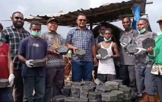 Peninjauan Pengelolaan Daur Ulang Sampah Menjadi Paving Blok di Oksibil