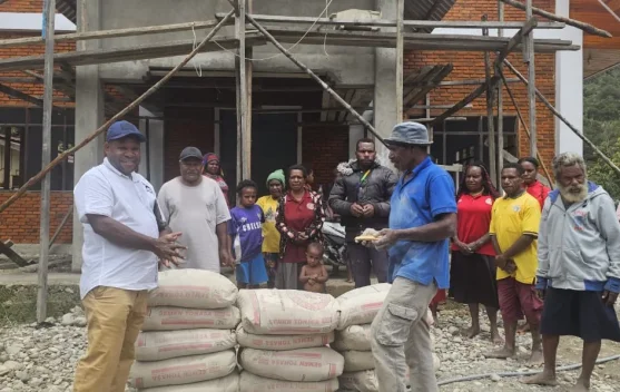 Anggota DPRP Agus Kogoya Berikan Bantuan Semen dan Dana ke Gereja