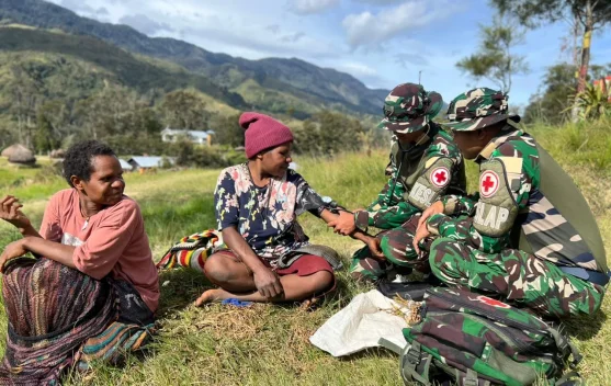 Satgas Yonif 511/DY Berikan Pelayanan Kesehatan Keliling di Kampung Tima