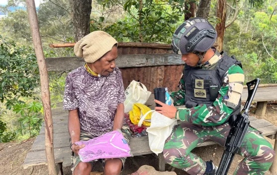 Satgas Yonif 511/DY Bagikan Sembako dan Pakaian kepada Warga Kampung Wenam