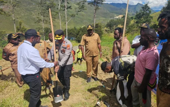 Bupati Lanny Jaya Serahkan Bantuan Perkebunan dan Usaha Ekonomi