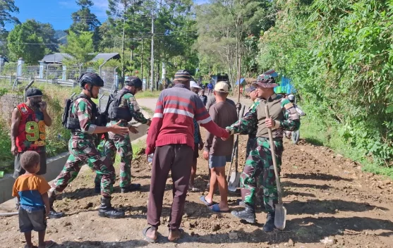 Satgas Yonif 511/DY dan Warga Karubaga Gotong Royong Bersihkan Tumpukan Tanah