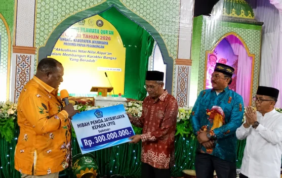 Bupati Jayawijaya Serahkan Hibah Rp300 Juta untuk LPTQ pada Pembukaan MTQ ke-31