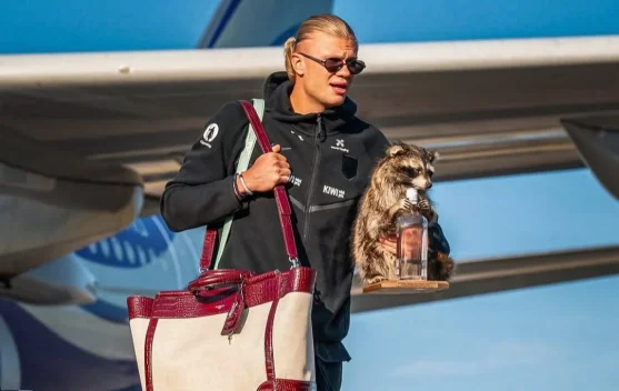 Aksi Nyeleneh Erling Haaland Bawa 'Teman' Rakun usai Kembali dari Piala Dunia 2026