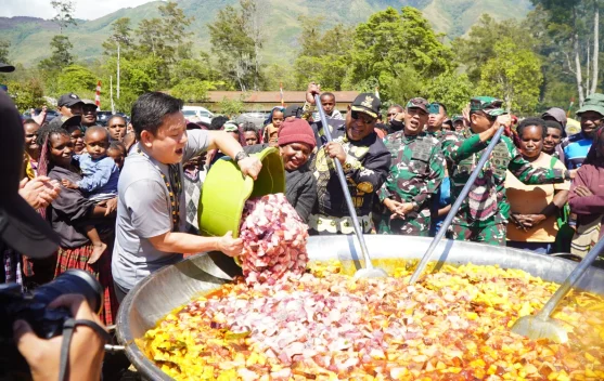 Masak Besar Bobon Santoso Bersama Masyarakat di Jayawijaya