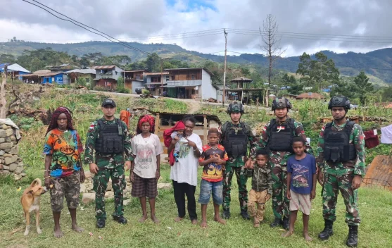 Satgas Yonif 511/DY Badak Hitam Berikan Layanan Kesehatan bagi Warga Karubaga