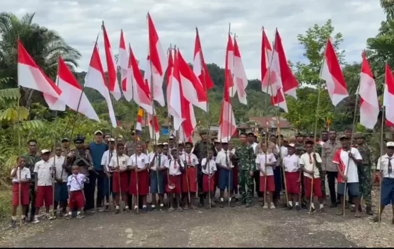 Semarak HUT RI, Pospol Iwur Dan Satgas Bersama Siswa Siswi Pasang Bendera