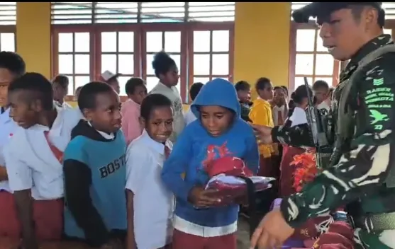 Satgas Yonif 734/SNS Gelar Penyuluhan Kesehatan Dan Bagikan Seragam Sekolah