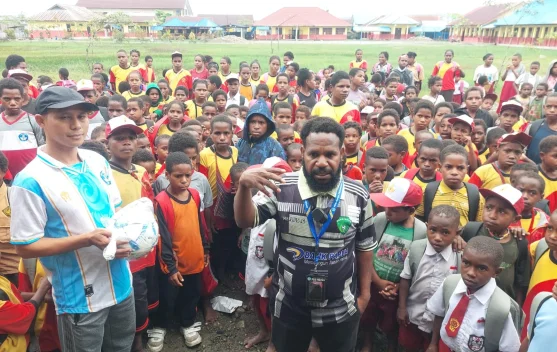 ASKAB PSSI Nduga Serahkan Bantuan Bola untuk Siswa Sekolah Gabungan 14 Distrik