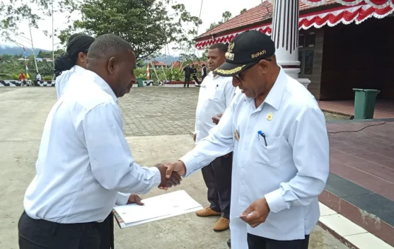 Bupati dan Wakil Bupati Pegubin Kembali Serahkan SK CPNS dan PPPK Tahap Terakhir