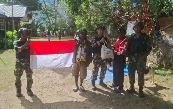 Satgas Yonif 511/DY Bagikan Bendera Merah Putih dan Sembako kepada Warga Karubaga