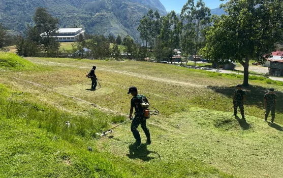 Satgas Yonif 511/DY Bersama Pegawai Distrik dan Masyarakat Gelar Karya Bakti